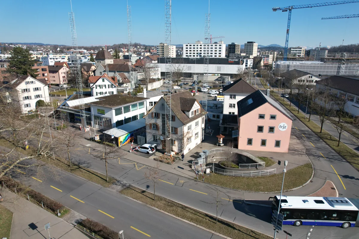 Baugerüste für das Projekt «Gerichtsplatz-Areal» neben dem Frjz in Uster.
